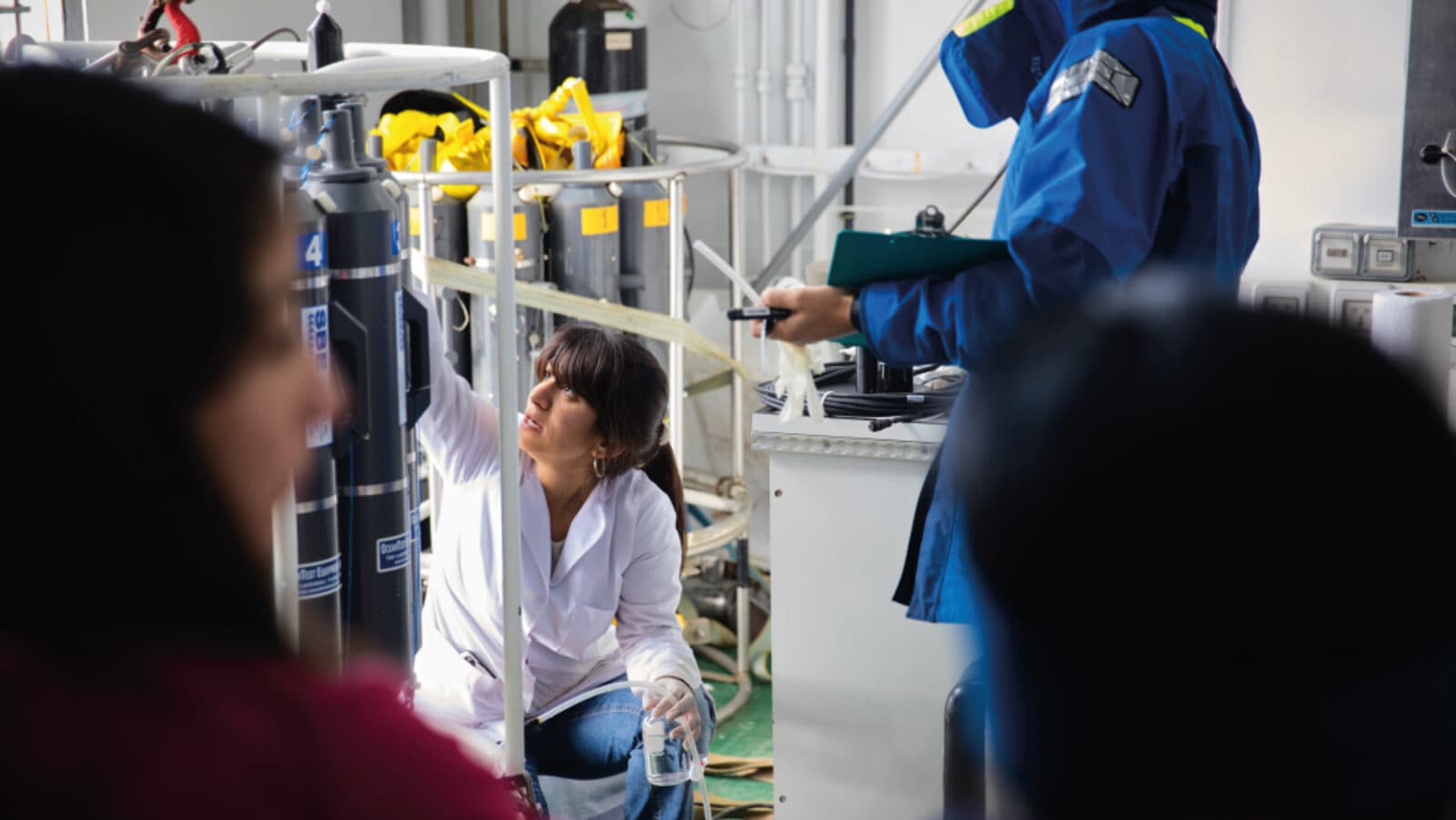 Especialistas analizan las muestras de agua recolectadas a distintas profundidades.