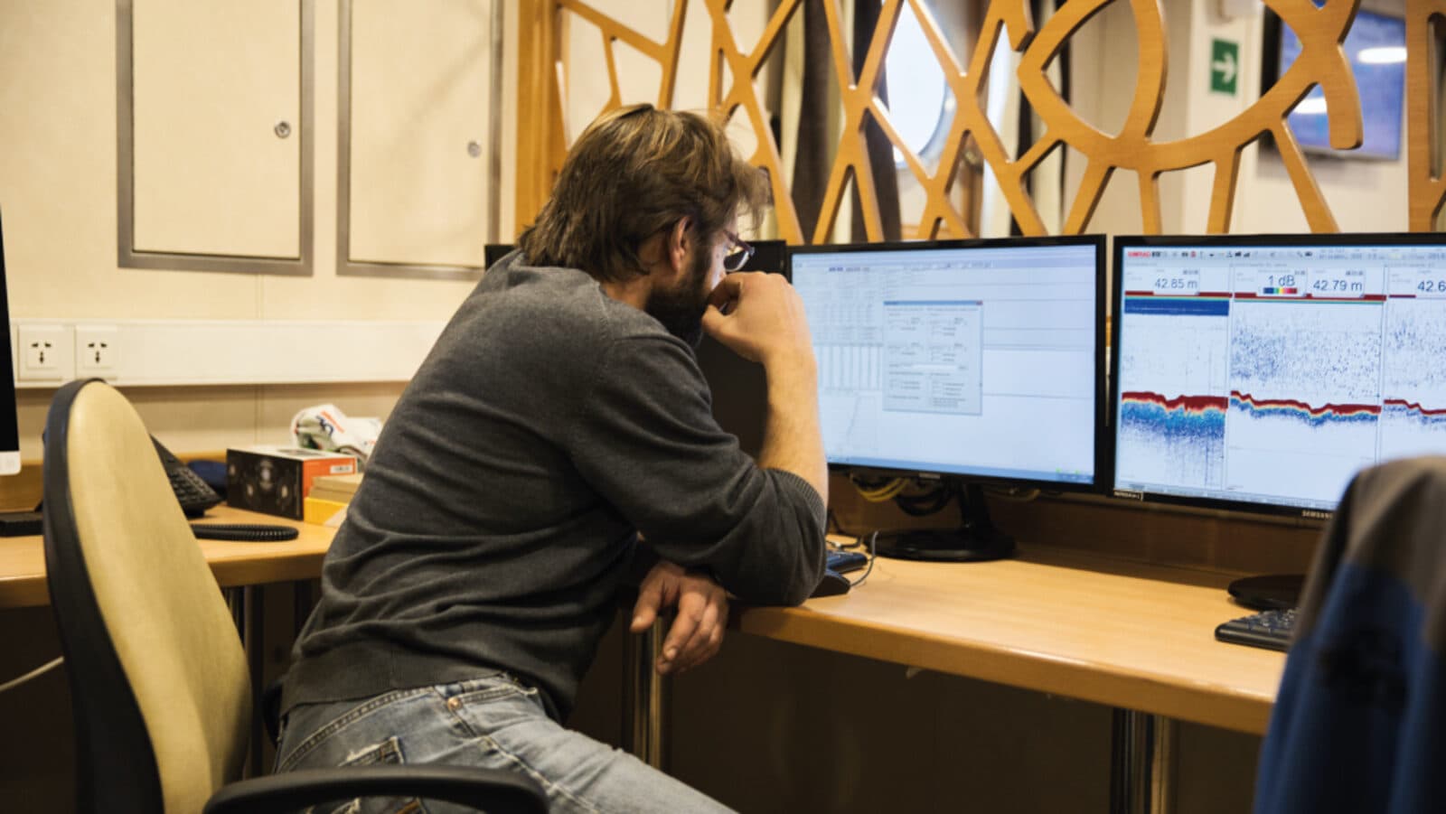 El equipo procesa los datos para conocer las características físicas de las masas de agua.